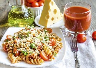 Pasta mit Käse und Tomaten