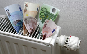 Der Artikel prüft, ob die Energiepreise die Deutschen verschulden lässt.