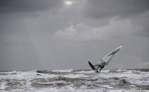 Windsurfer bei stürmischen Wetter