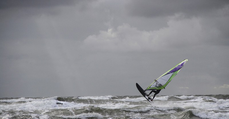 Windsurfer bei stürmischen Wetter